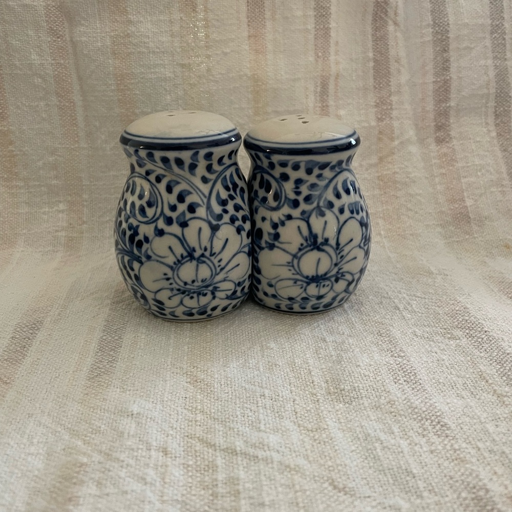 VINTAGE BLUE & WHITE Salt & Pepper shakers. Ceramic and Trendy European style.